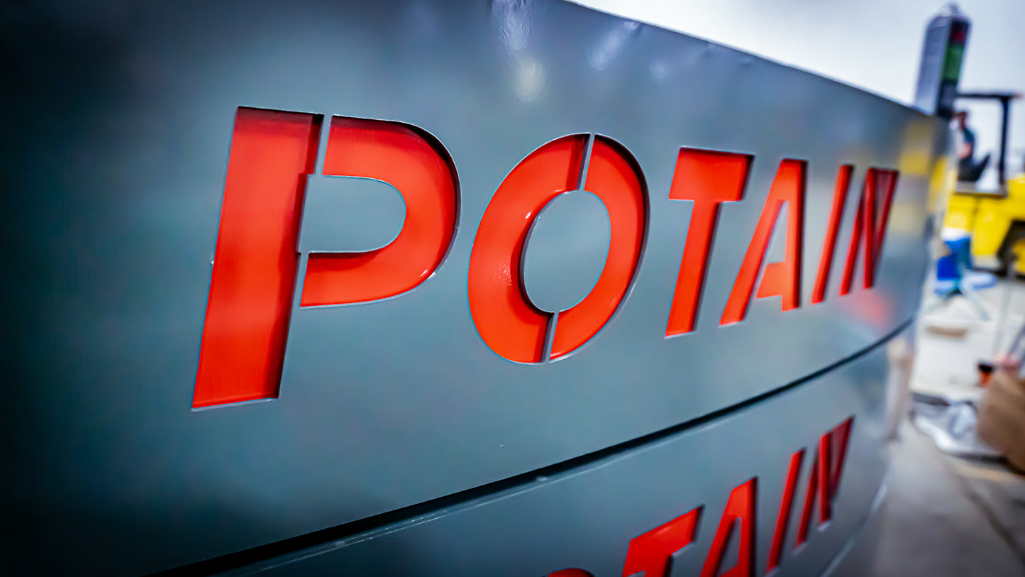 potain logo on counterweight can